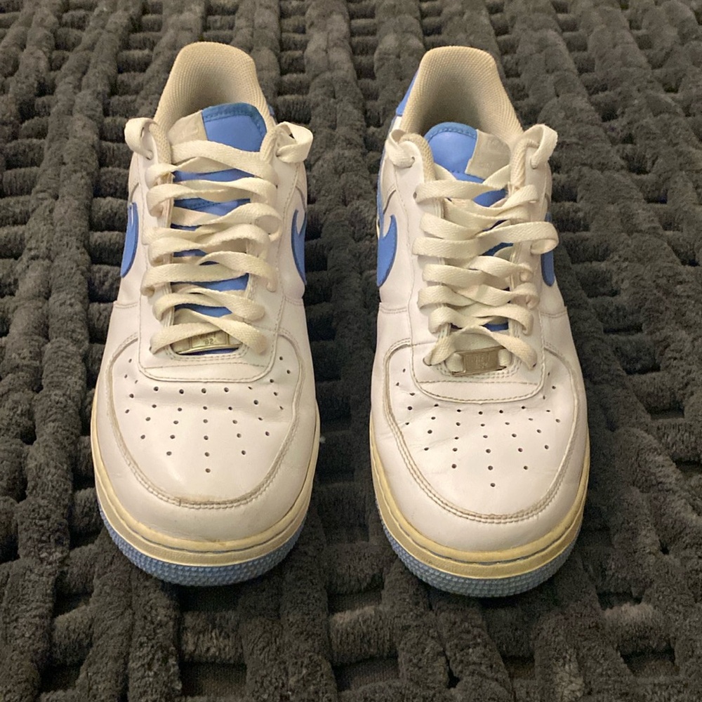 Men’s Nike tennis shoes